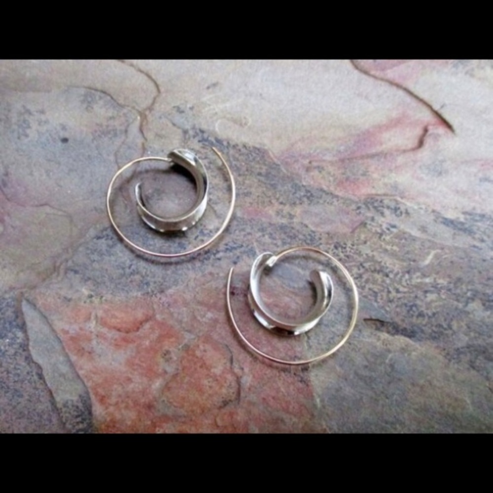 Anne Lewis Modern Minimalist Mixed Metal Hoops